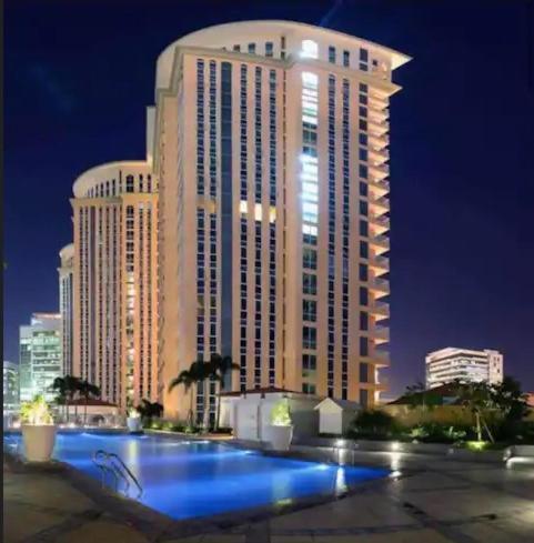 Luxury Bgc Condo In Taguig, Mckinley - Covered Parking And Wifi Free Eksteriør bilde